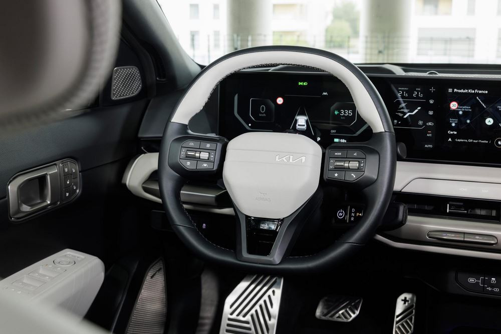 La berline cinq portes électrique Kia EV4 affiche un design contemporain