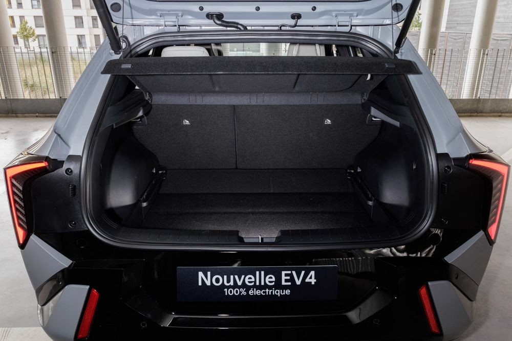 La berline cinq portes électrique Kia EV4 affiche un design contemporain