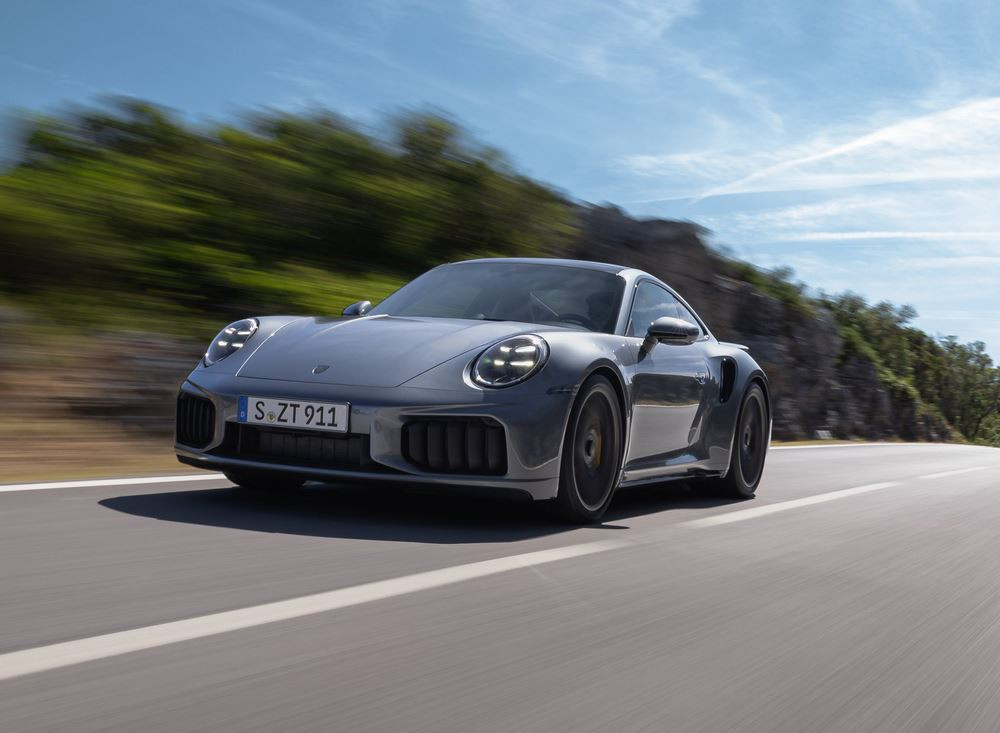 La Porsche 911 Turbo S Coupé développe une puissance cumulée de 711 ch