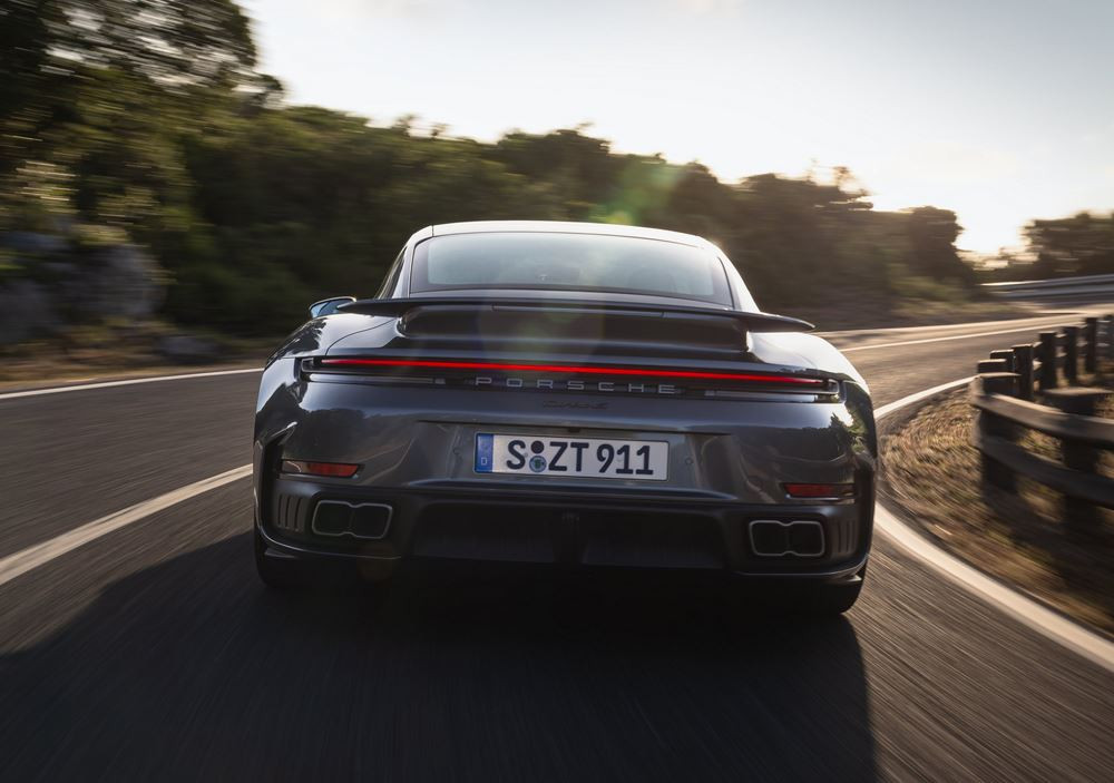 La Porsche 911 Turbo S Coupé développe une puissance cumulée de 711 ch