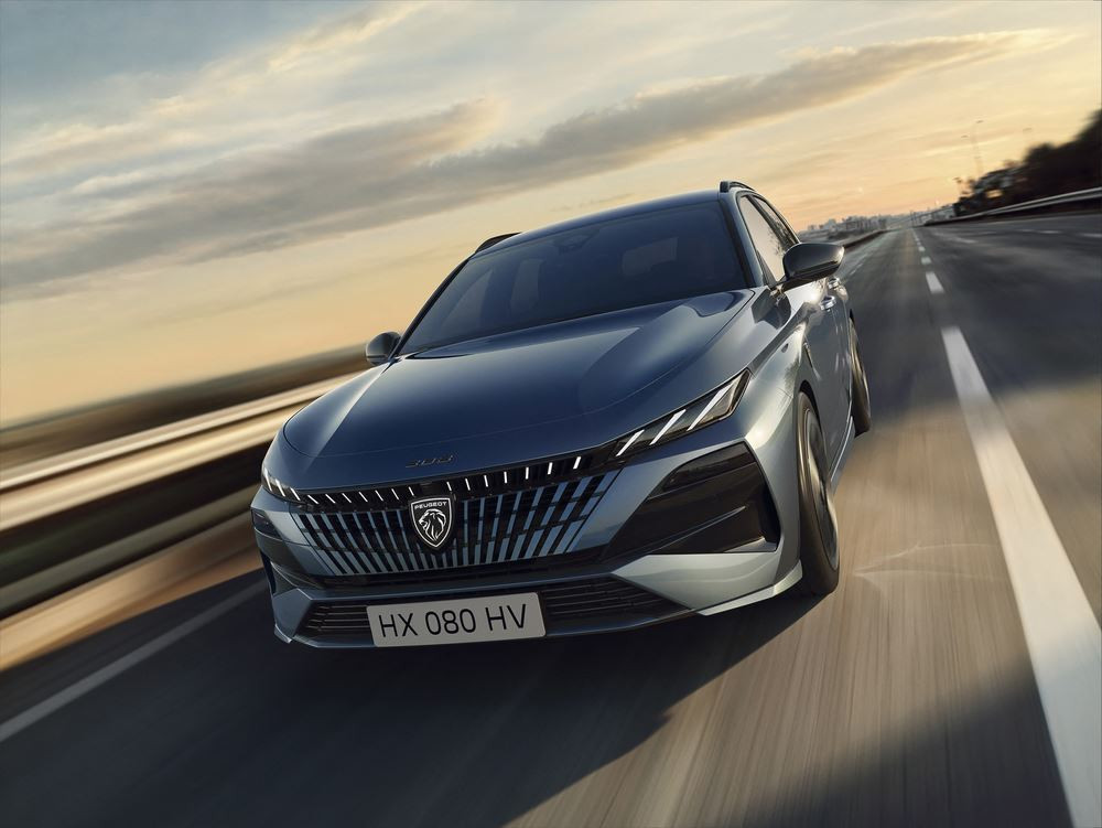 La Peugeot E-308 SW électrique restylée s'offre une face avant éclairée