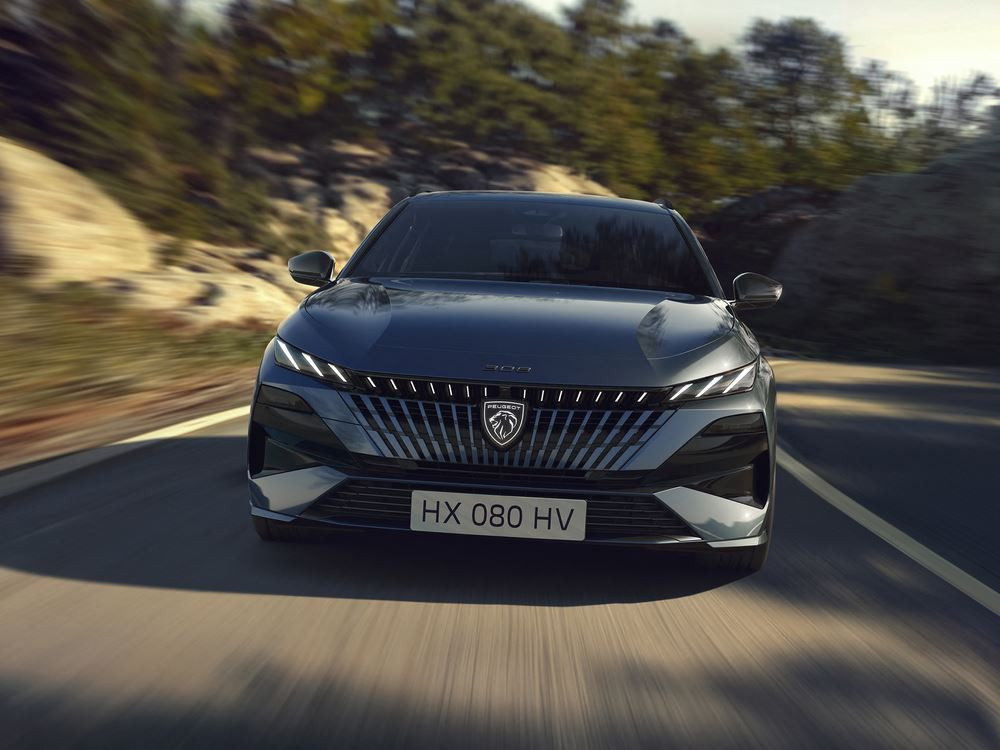 La Peugeot E-308 SW électrique restylée s'offre une face avant éclairée