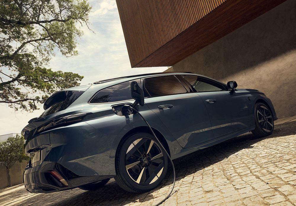 La Peugeot E-308 SW électrique restylée s'offre une face avant éclairée