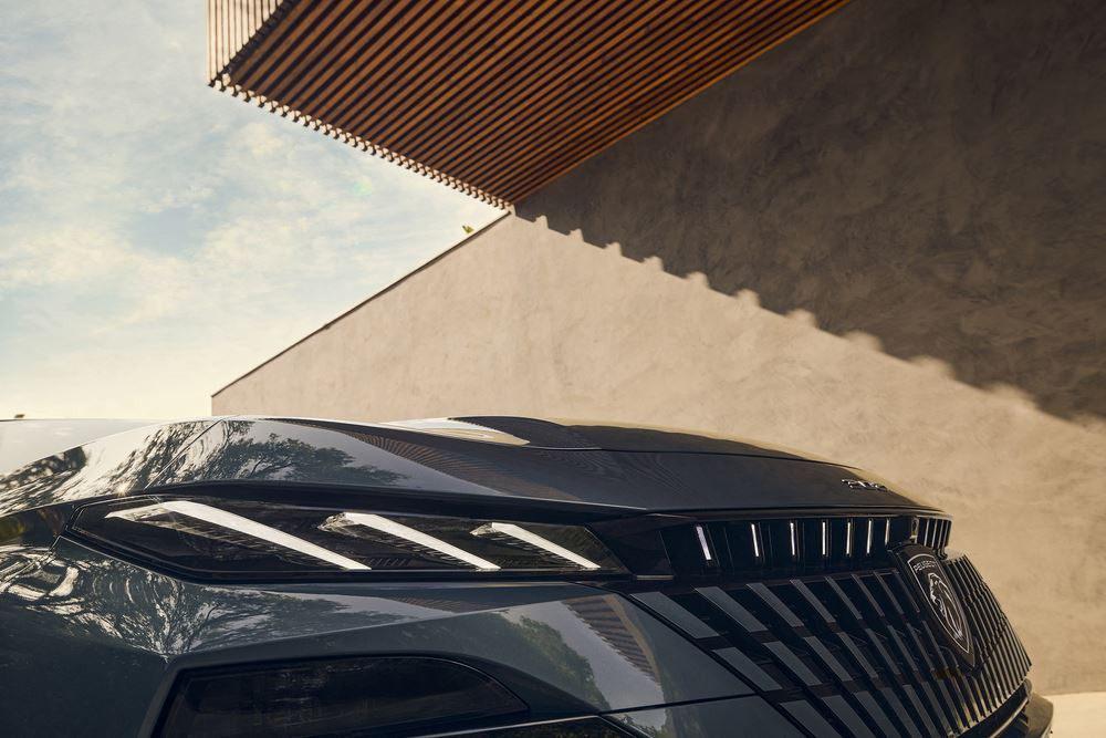 La Peugeot E-308 SW électrique restylée s'offre une face avant éclairée