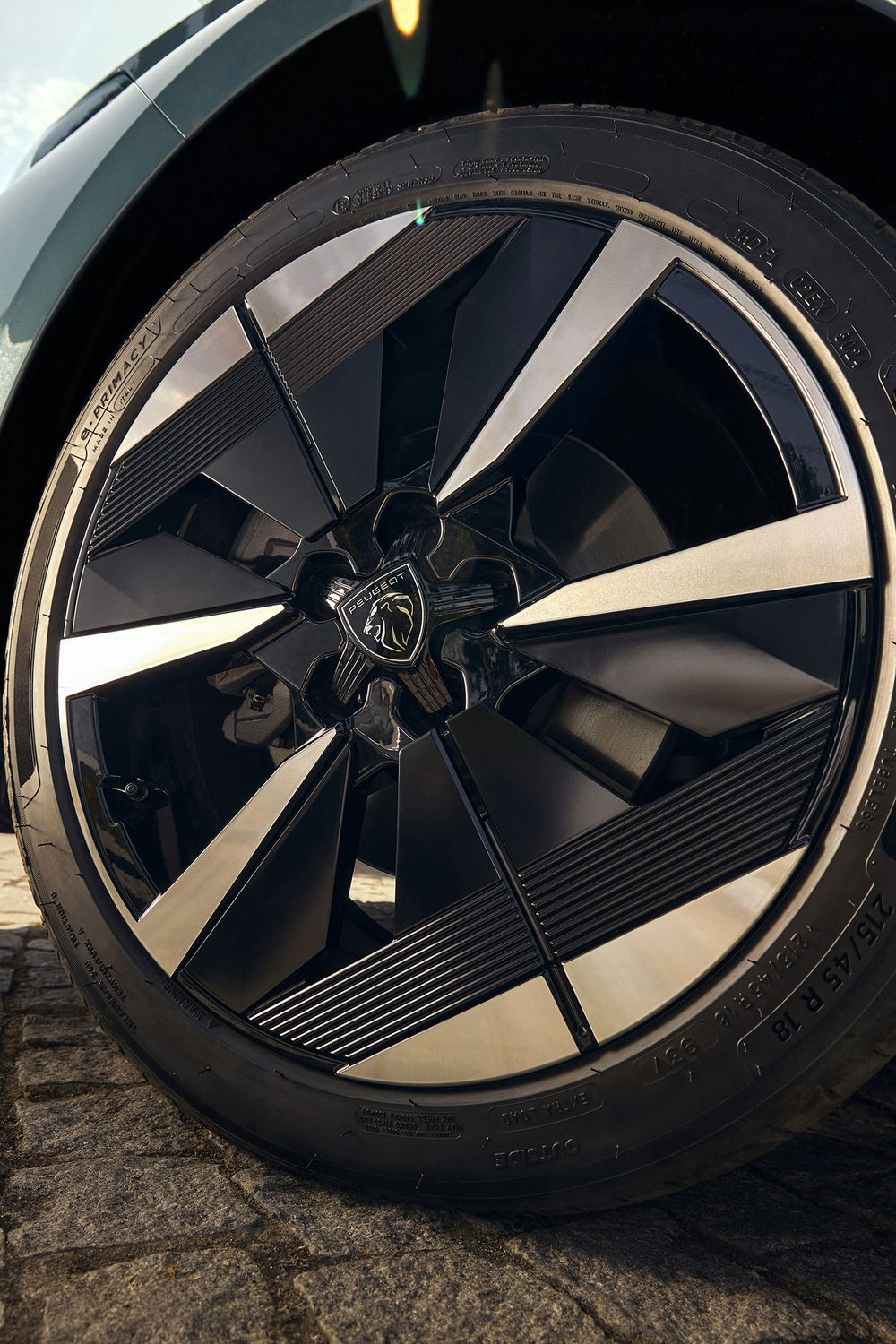 La Peugeot E-308 SW électrique restylée s'offre une face avant éclairée