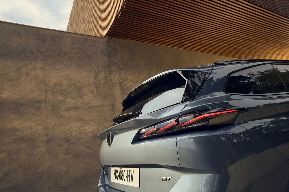 La Peugeot E-308 SW électrique restylée s'offre une face avant éclairée