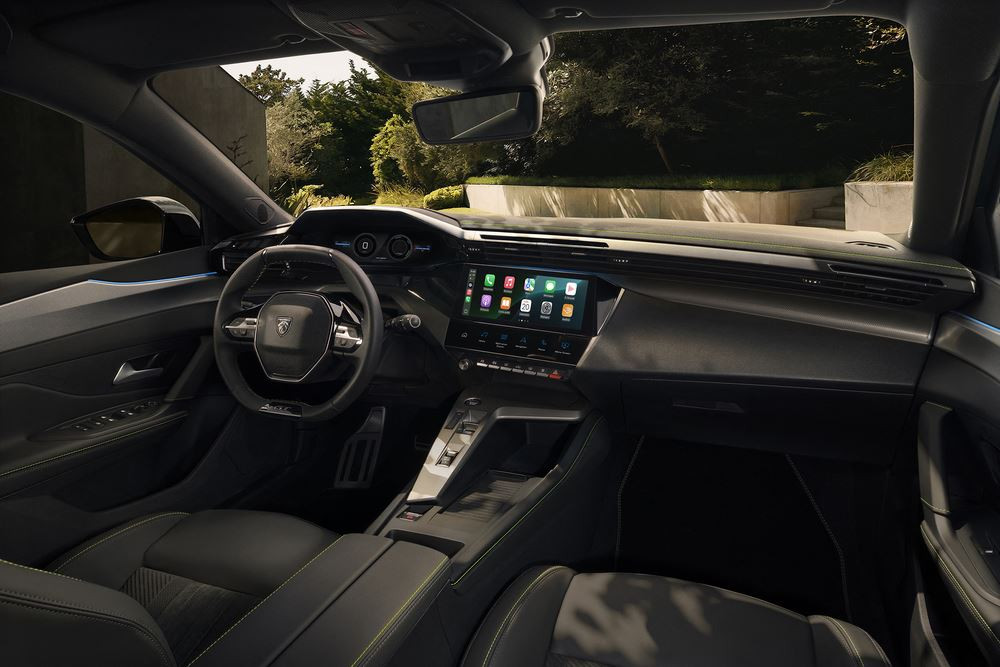 La Peugeot E-308 SW électrique restylée s'offre une face avant éclairée