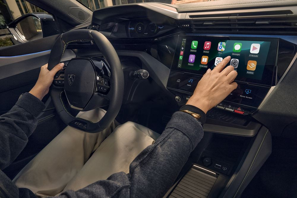 La Peugeot E-308 SW électrique restylée s'offre une face avant éclairée