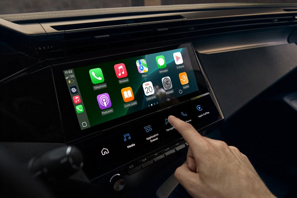 La Peugeot E-308 SW électrique restylée s'offre une face avant éclairée