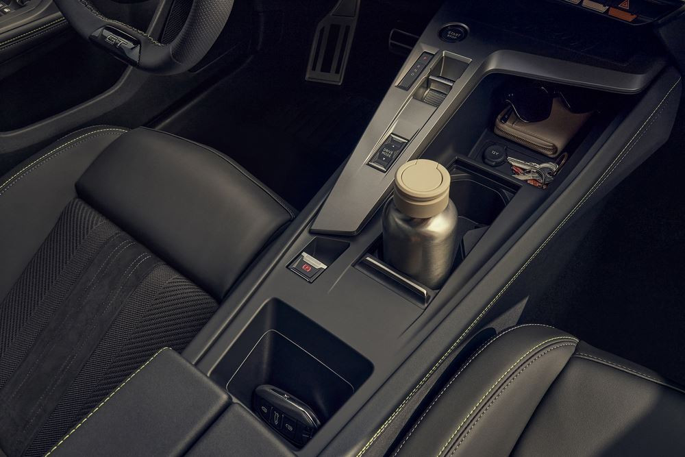 La Peugeot E-308 SW électrique restylée s'offre une face avant éclairée