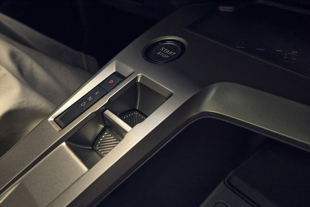 La Peugeot E-308 SW électrique restylée s'offre une face avant éclairée