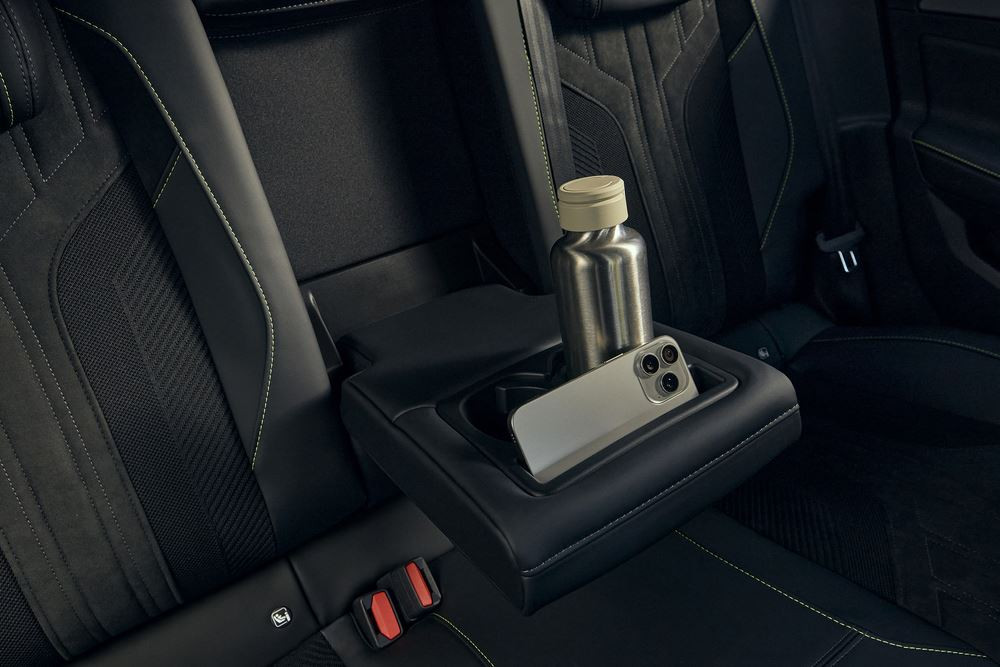 La Peugeot E-308 SW électrique restylée s'offre une face avant éclairée