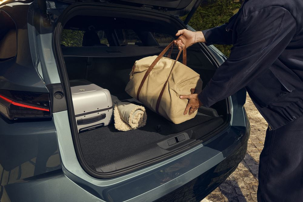 La Peugeot E-308 SW électrique restylée s'offre une face avant éclairée