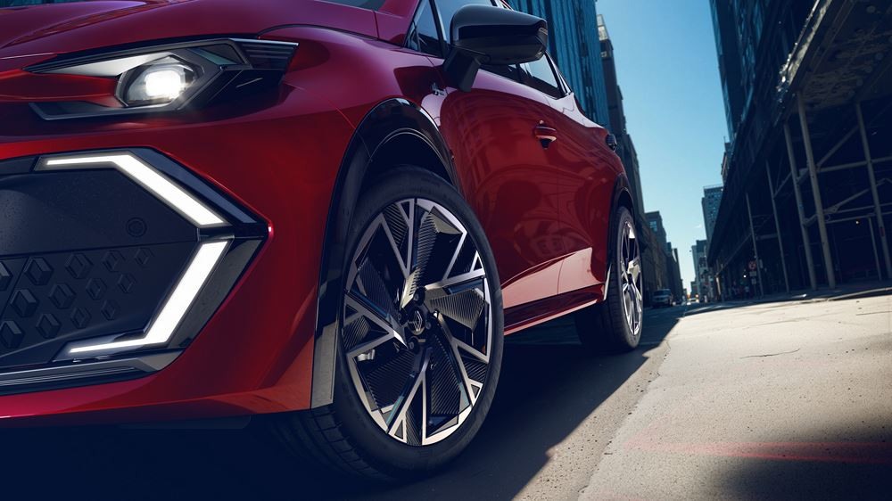 La sixième génération de la berline polyvalente Renault Clio adopte un regard affirmé