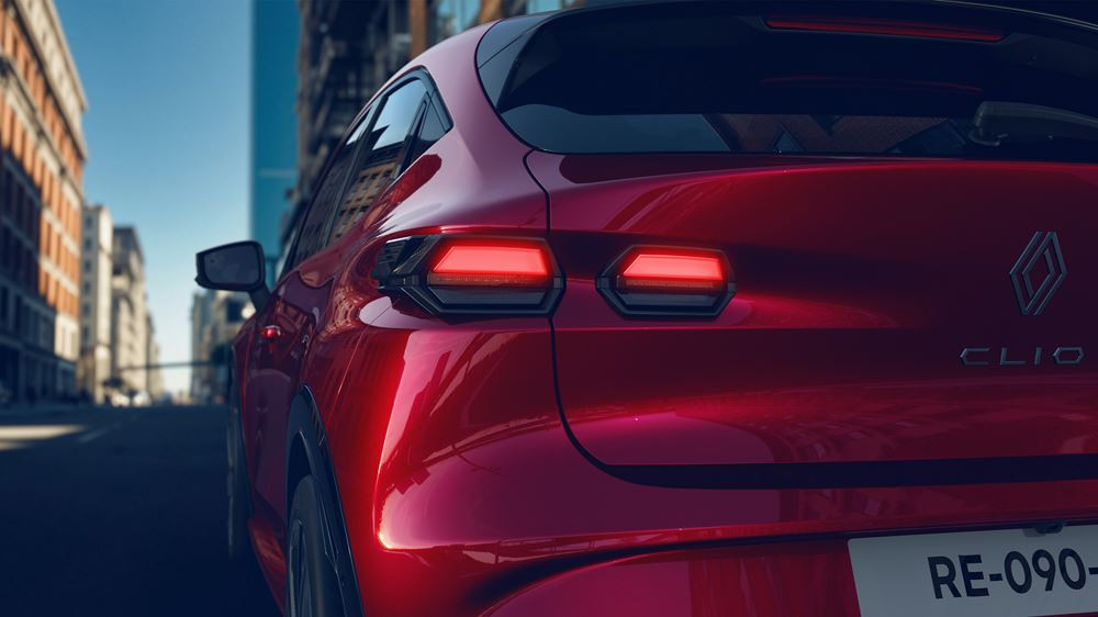 La sixième génération de la berline polyvalente Renault Clio adopte un regard affirmé