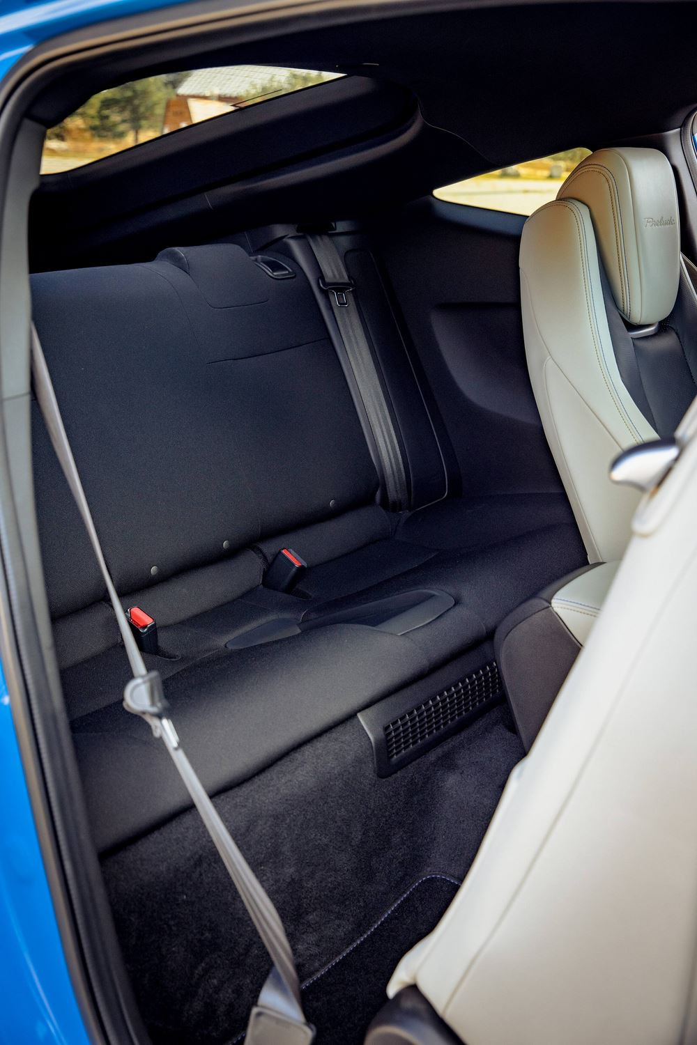 Le coupé Honda Prelude de sixième génération embarque un groupe motopropulseur hybride