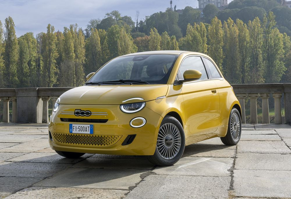 La mini-citadine Fiat 500 fait son retour avec une motorisation thermique électrifiée