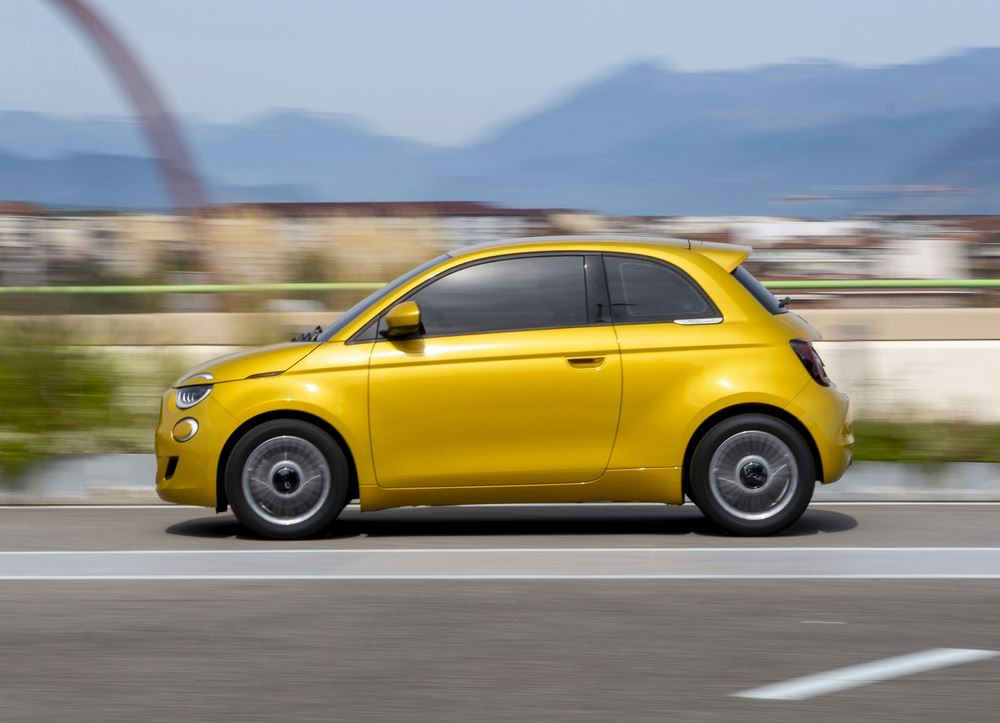 La mini-citadine Fiat 500 fait son retour avec une motorisation thermique électrifiée