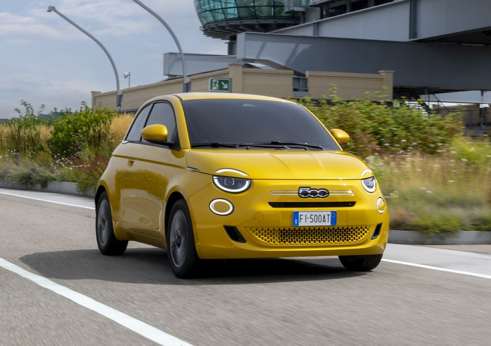 La mini-citadine Fiat 500 fait son retour avec une motorisation thermique électrifiée