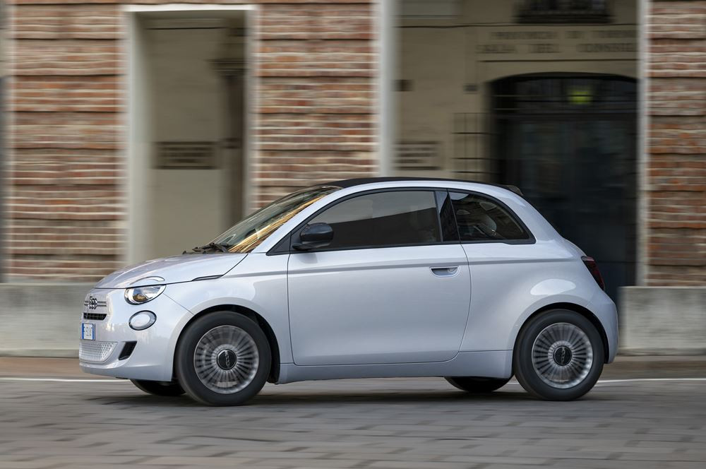 La mini-citadine décapotable Fiat 500 Cabriolet fait son retour avec une motorisation thermique électrifiée