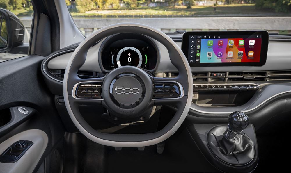 La mini-citadine décapotable Fiat 500 Cabriolet fait son retour avec une motorisation thermique électrifiée