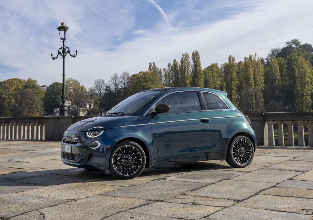 La mini-citadine Fiat 500 3 plus 1 fait son retour avec une motorisation thermique électrifiée