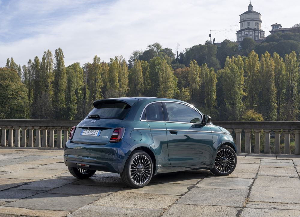 La mini-citadine Fiat 500 3 plus 1 fait son retour avec une motorisation thermique électrifiée