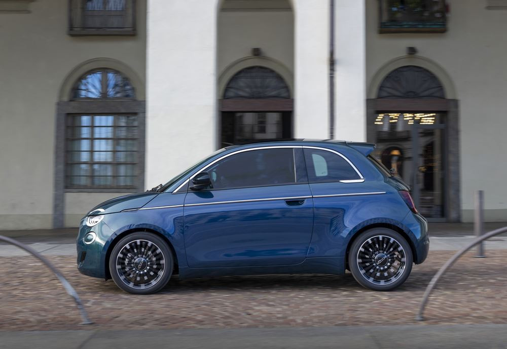 La mini-citadine Fiat 500 3 plus 1 fait son retour avec une motorisation thermique électrifiée
