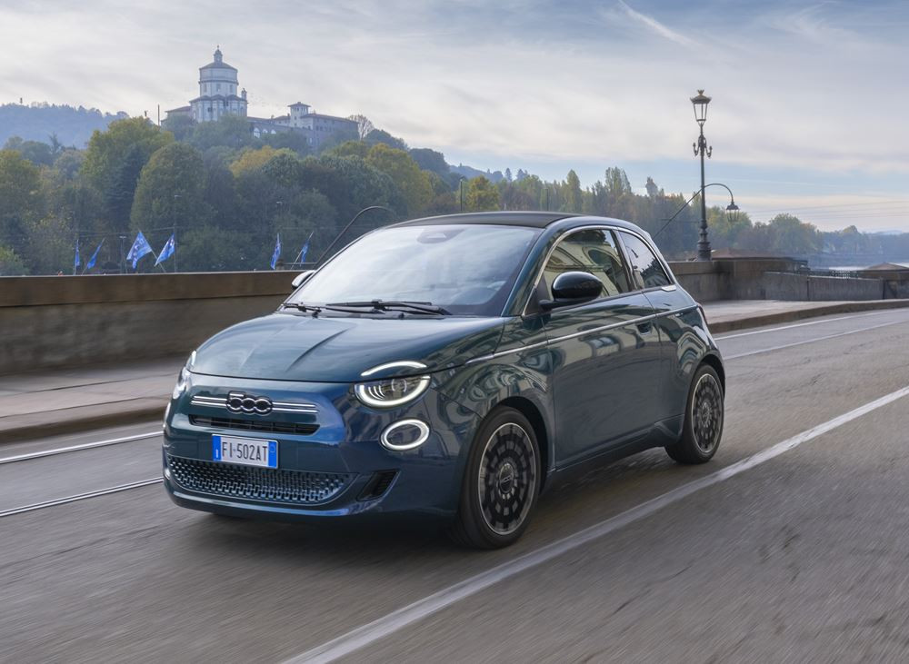 La mini-citadine Fiat 500 3 plus 1 fait son retour avec une motorisation thermique électrifiée