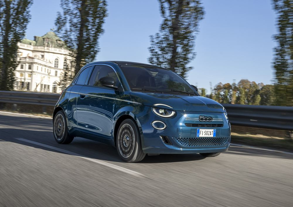 La mini-citadine Fiat 500 3 plus 1 fait son retour avec une motorisation thermique électrifiée