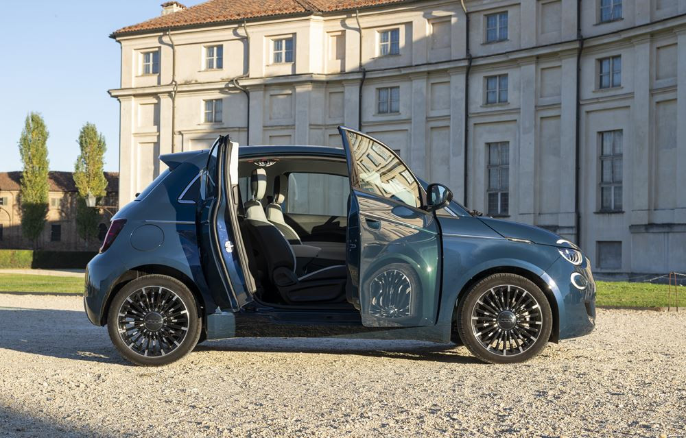 La mini-citadine Fiat 500 3 plus 1 fait son retour avec une motorisation thermique électrifiée