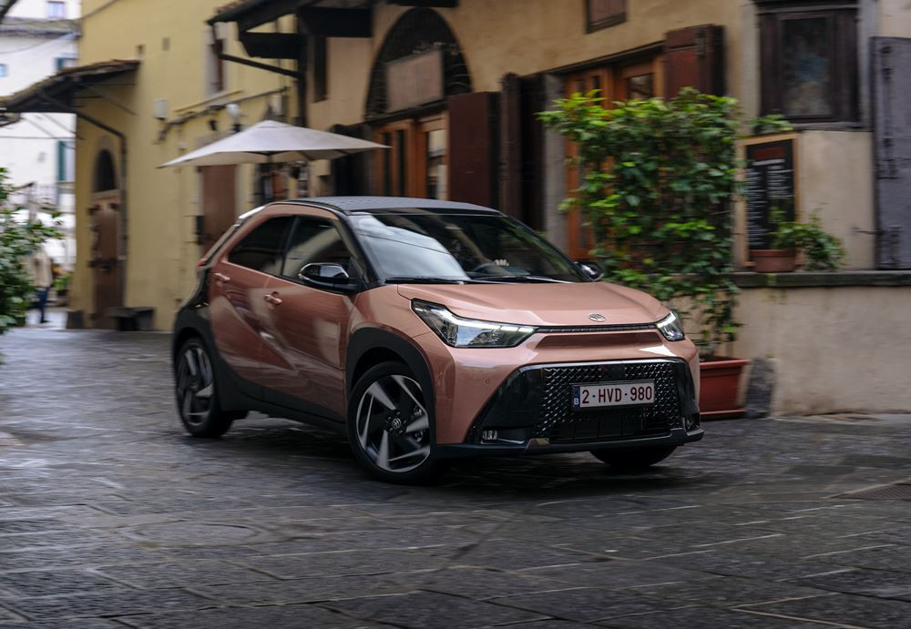 Le crossover urbain hybride Toyota Aygo X affiche des émissions de CO2 au km de 85 g