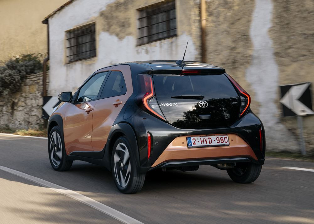 Le crossover urbain hybride Toyota Aygo X affiche des émissions de CO2 au km de 85 g