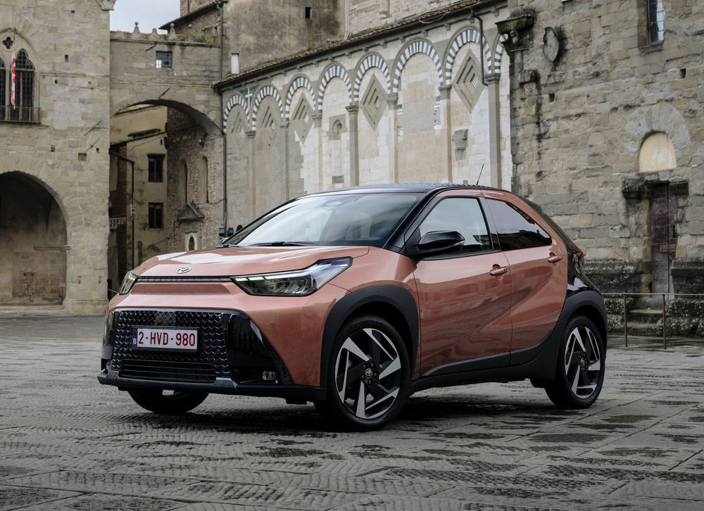Le crossover urbain hybride Toyota Aygo X affiche des émissions de CO2 au km de 85 g