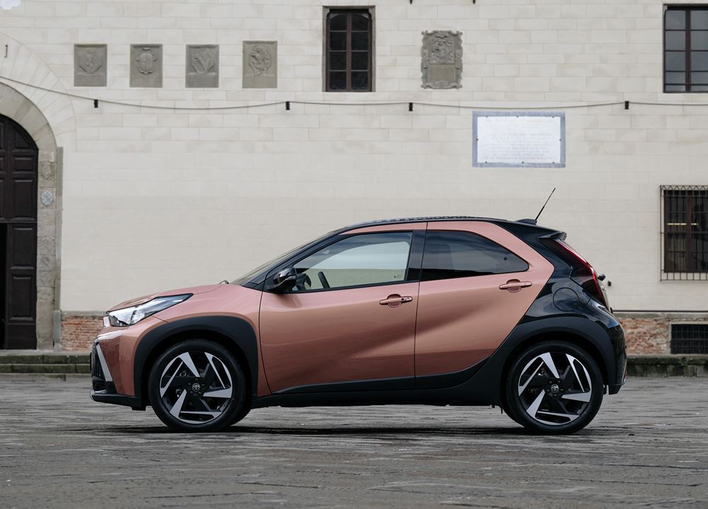 Le crossover urbain hybride Toyota Aygo X affiche des émissions de CO2 au km de 85 g