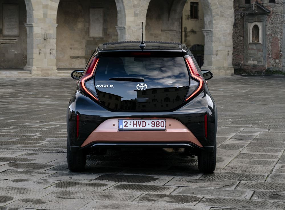Le crossover urbain hybride Toyota Aygo X affiche des émissions de CO2 au km de 85 g