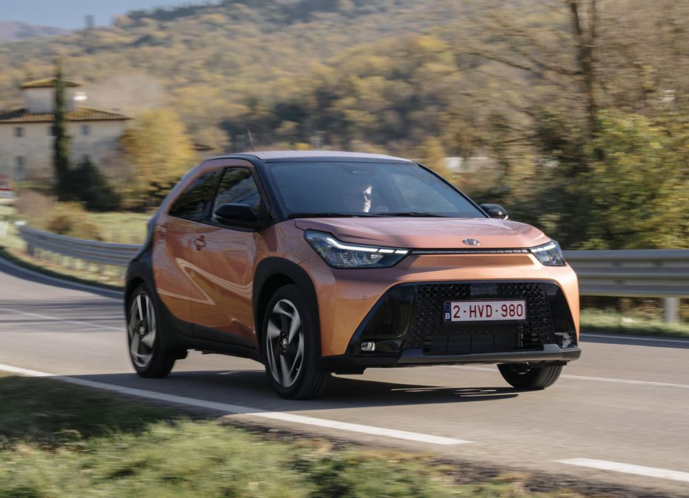 Le crossover urbain hybride Toyota Aygo X affiche des émissions de CO2 au km de 85 g