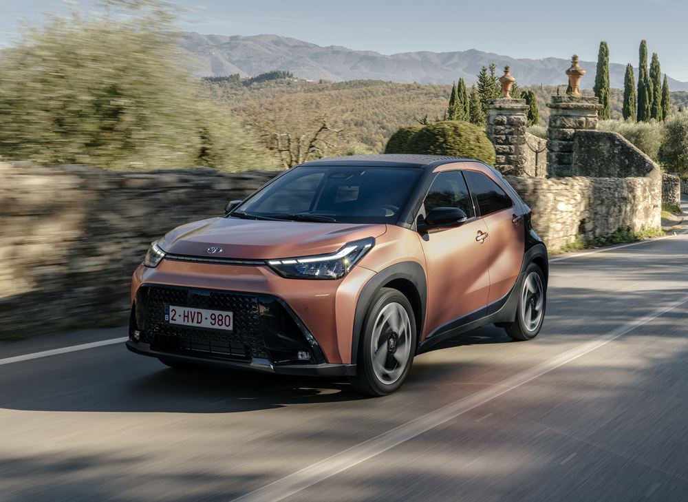 Le crossover urbain hybride Toyota Aygo X affiche des émissions de CO2 au km de 85 g