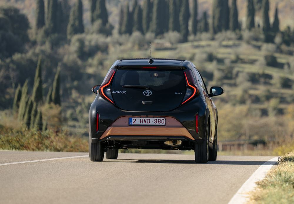 Le crossover urbain hybride Toyota Aygo X affiche des émissions de CO2 au km de 85 g