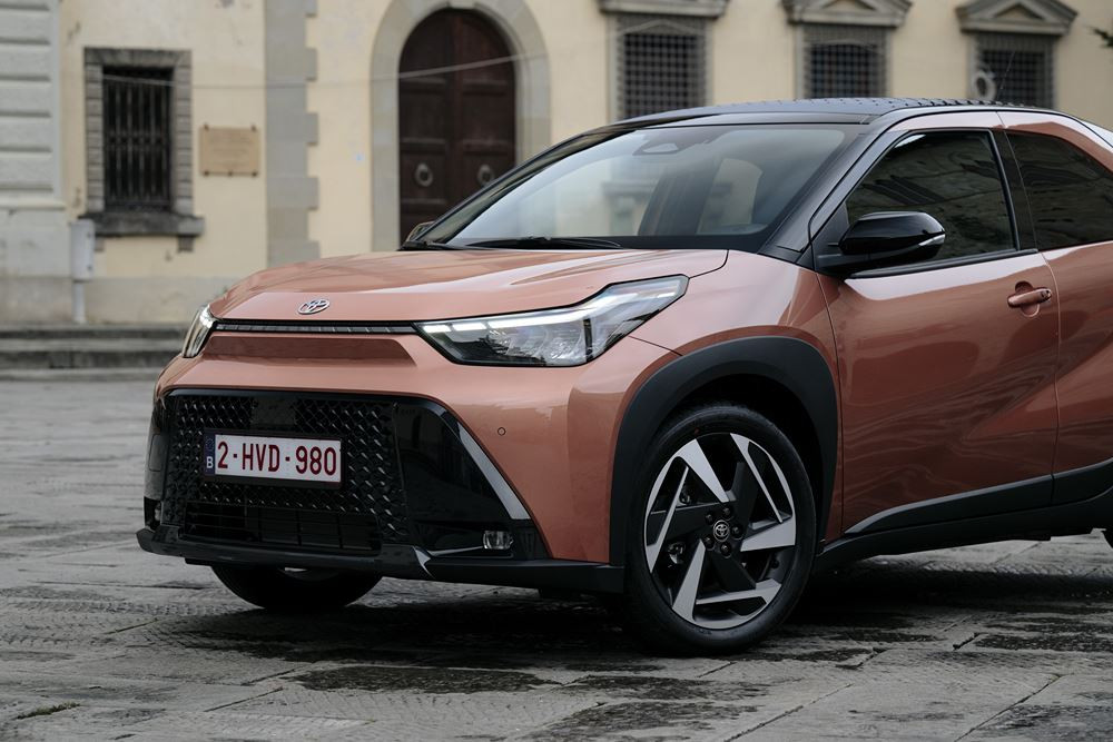 Le crossover urbain hybride Toyota Aygo X affiche des émissions de CO2 au km de 85 g