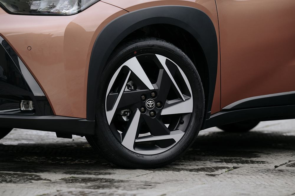 Le crossover urbain hybride Toyota Aygo X affiche des émissions de CO2 au km de 85 g