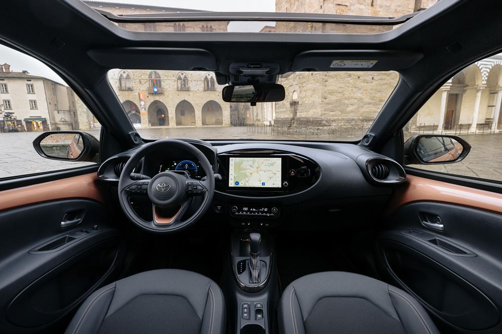 Le crossover urbain hybride Toyota Aygo X affiche des émissions de CO2 au km de 85 g