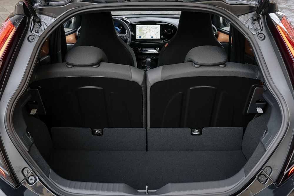 Le crossover urbain hybride Toyota Aygo X affiche des émissions de CO2 au km de 85 g