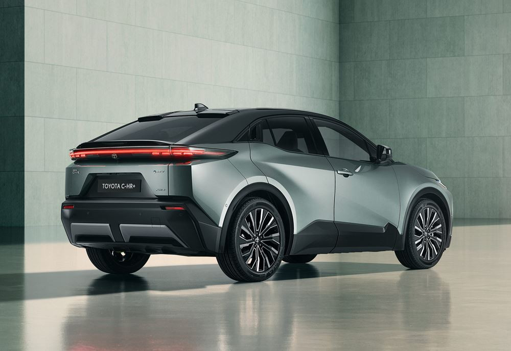 Le Toyota C-HR plus électrique affiche une ligne de toit façon coupé pour susciter l'émotion
