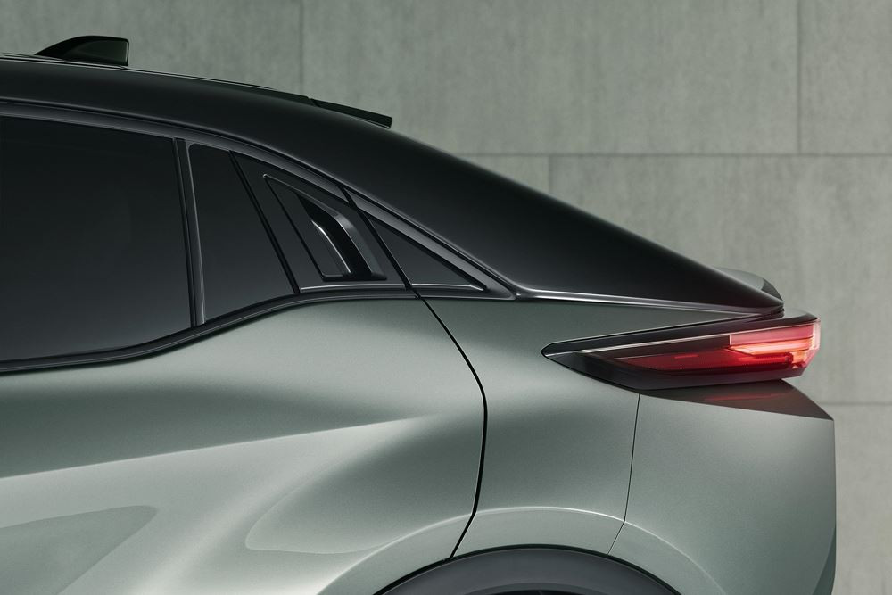 Le Toyota C-HR plus électrique affiche une ligne de toit façon coupé pour susciter l'émotion