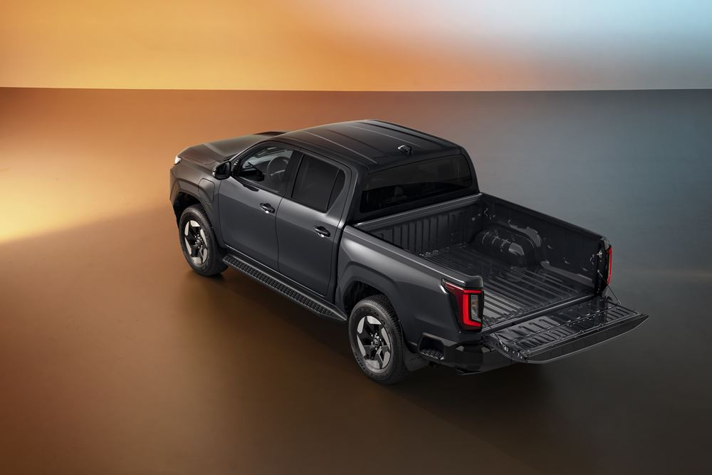 Le pick-up Toyota Hilux Electrique est équipé d'un moteur développant 196 ch et d'une batterie de 59,2 kWh