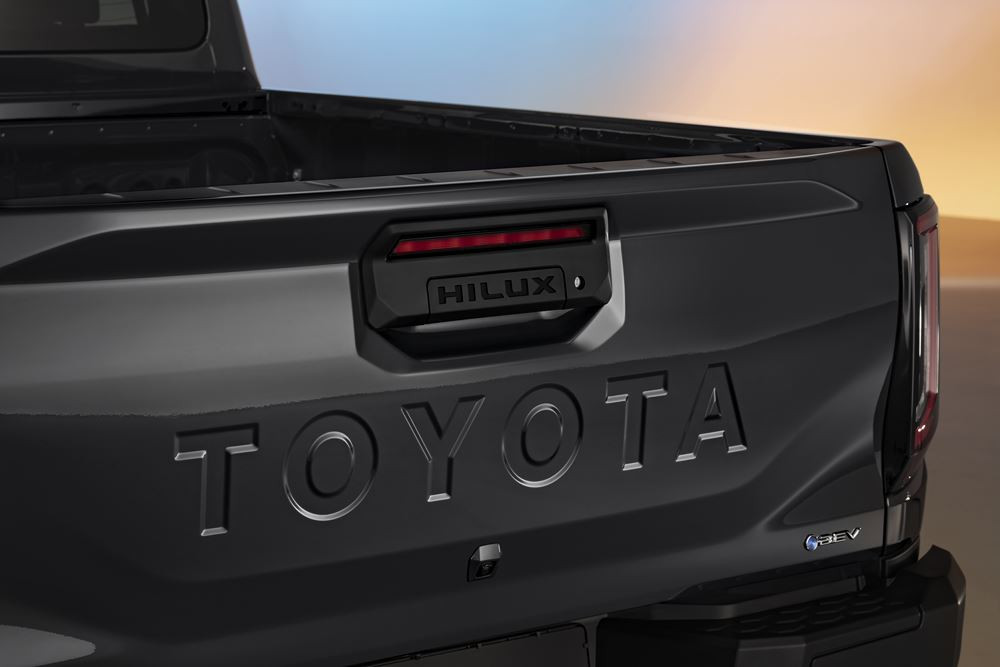 Le pick-up Toyota Hilux Electrique est équipé d'un moteur développant 196 ch et d'une batterie de 59,2 kWh
