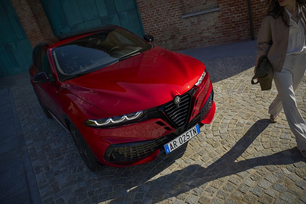Le SUV compact italien Alfa Romeo Tonale retravaillé affirme un caractère sportif marqué