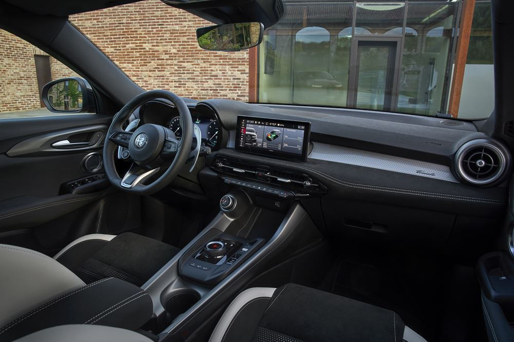 Le SUV compact italien Alfa Romeo Tonale retravaillé affirme un caractère sportif marqué