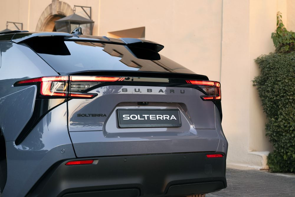 Le SUV électrique de taille intermédiaire Subaru Solterra mis à jour en approche